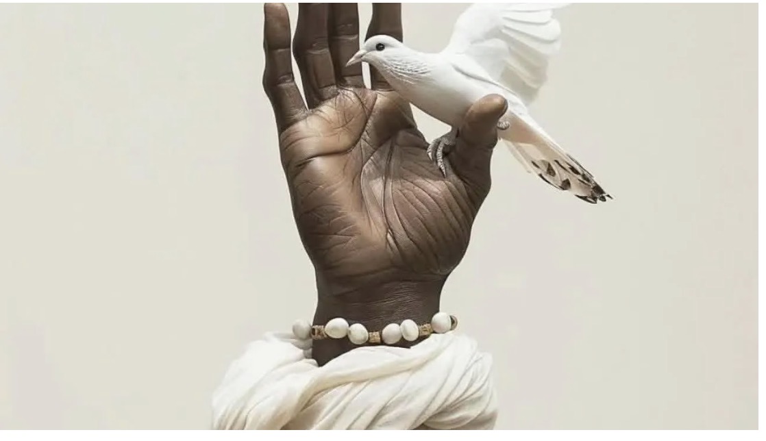 Marabout africain réputé recevant une consultation spirituelle traditionnelle dans un cadre africain authentique